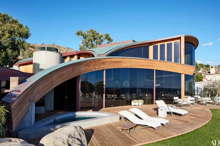 A John Lautner Beach House in Malibu Is Revitalized | Architectural Digest A John Lautner Beach House in Malibu Is Revitalized | Architectural Digest